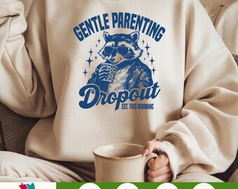 Zacht ouderschap drop-out PNG - grappig moederleven sublimatieontwerp met vermoeide wasbeer clipart, trendy digitaal bestand voor shirts en cadeaus