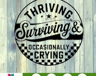 PNG de "Prosperando, Sobreviviendo y Llorando Ocasionalmente", Diseño de Salud Mental Sarcástico, PNG de Mujeres Divertidas, PNG de Verificador Simple, Descarga Digital