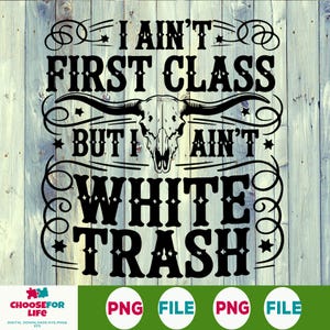 Puede incluir: Diseño gráfico en blanco y negro sobre fondo de madera. El texto dice "I AIN'T FIRST CLASS BUT I AIN'T WHITE TRASH" con una calavera de toro en el centro. La esquina inferior izquierda tiene el texto "CHOOSEFOR LIFE".
