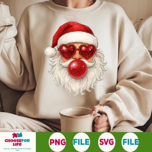 Peut inclure: Sweat-shirt crème avec un motif fantaisiste du Père Noël. Le Père Noël porte des lunettes en forme de cœur et une bulle de chewing-gum rouge. Son chapeau rouge et sa barbe blanche sont mis en évidence. Un graphisme amusant et festif pour les fêtes.