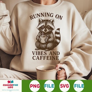 Fonctionnant sur des vibrations et de la caféine PNG - drôle de conception de sublimation de café raton laveur, amateur de caféine chemise Clipart, téléchargement numérique pour la conception de la chemise