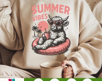 Vibrações de verão PNG – Gráfico de praia de vaca retrô das Terras Altas, PNG engraçado de sublimação para design de camisa de verão, download de estampa de animal de fazenda boho fofo