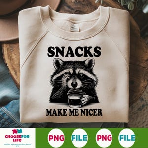 Snacks Make Me Nice Raccoon PNG - Divertente disegno a sublimazione con citazione sarcastica di animali, clipart umoristico per adulti alla moda, simpatico download digitale