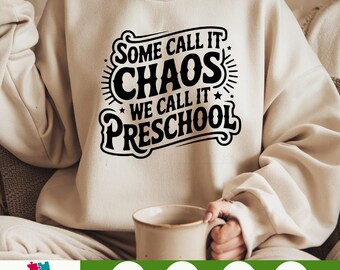 Algunos lo llaman caos, nosotros lo llamamos preescolar. Diseño de camiseta divertida para maestros. Clipart preescolar. Descarga digital genial para Cricut Silhouette.