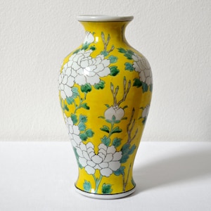 Antique porcelain Japanese handpainted chrysanthemum floral vase / Japan