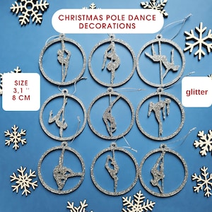 Può includere: Nove decorazioni natalizie in glitter argento con la silhouette di una persona che balla al palo. Ogni decorazione ha un diametro di 8 cm e un filo per appenderla. Le decorazioni sono disposte in tre file di tre su uno sfondo blu. Il testo "CHRISTMAS POLE DANCE DECORATIONS" è nella parte superiore dell'immagine. Il testo "SIZE 3.1" 8 CM" è nell'angolo inferiore sinistro dell'immagine. Il testo "glitter" è nell'angolo inferiore destro dell'immagine.