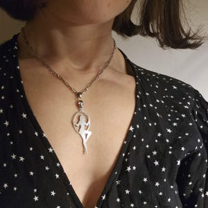 Luchtfoto hoepelketting | Cadeau voor luchtfotografen | Luchtdanssieraden voor artiesten | Unieke roestvrijstalen hanger voor luchtdansers