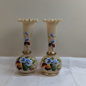 Paar antike handbemalte Bristol Glas-Rüschenvasen, Karamell / Clambroth-Farbe