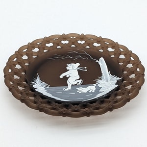 Westmoreland Mary Gregory Dark Amber Glasplatte Mädchen Schlittschuhlaufen mit Hundegitterrand