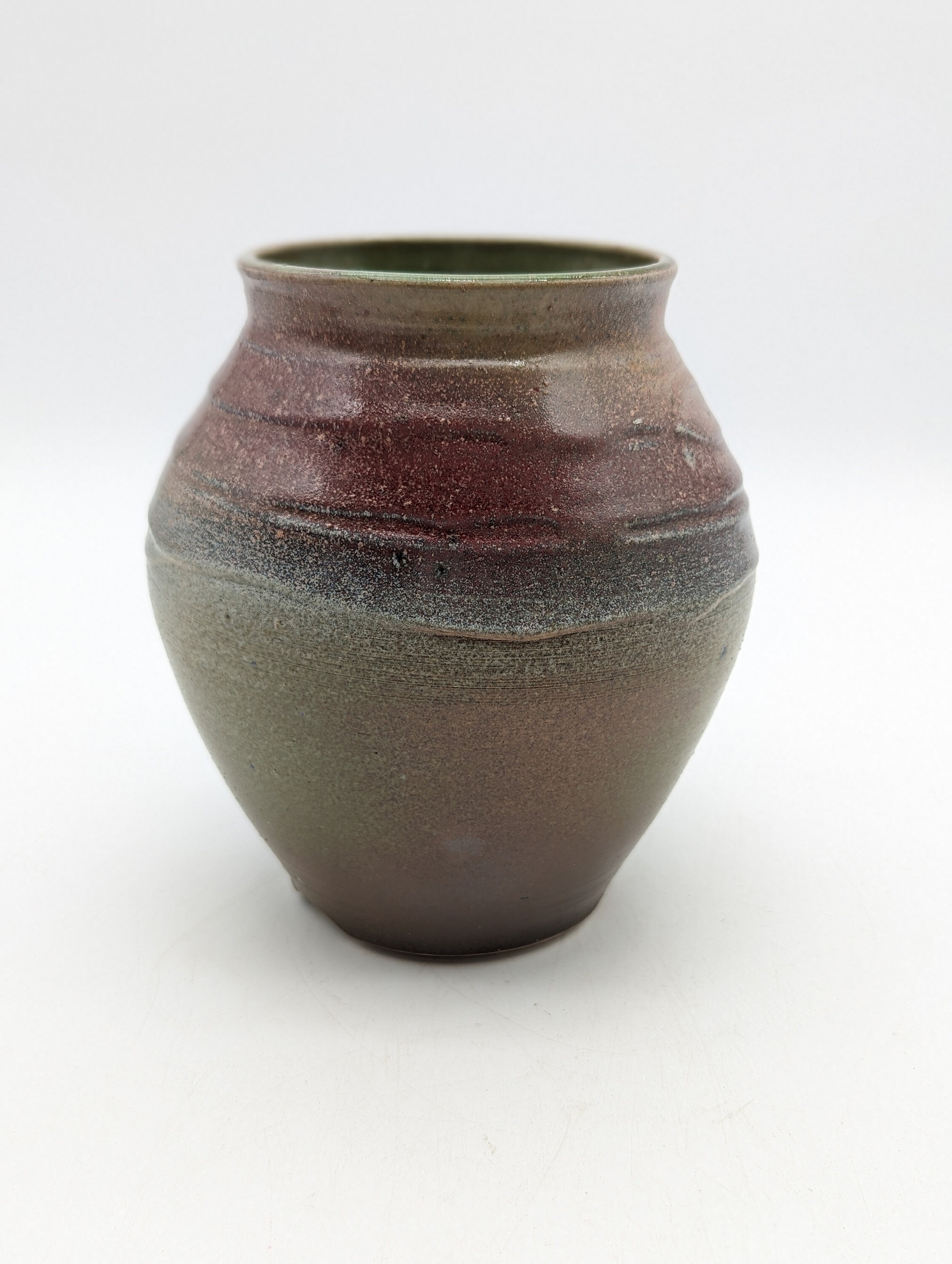 茶色　陶器　花瓶 　サイン付き スタジオ陶器の花瓶 赤茶色、緑、ベージュ色 ステイシーのサイン入り
