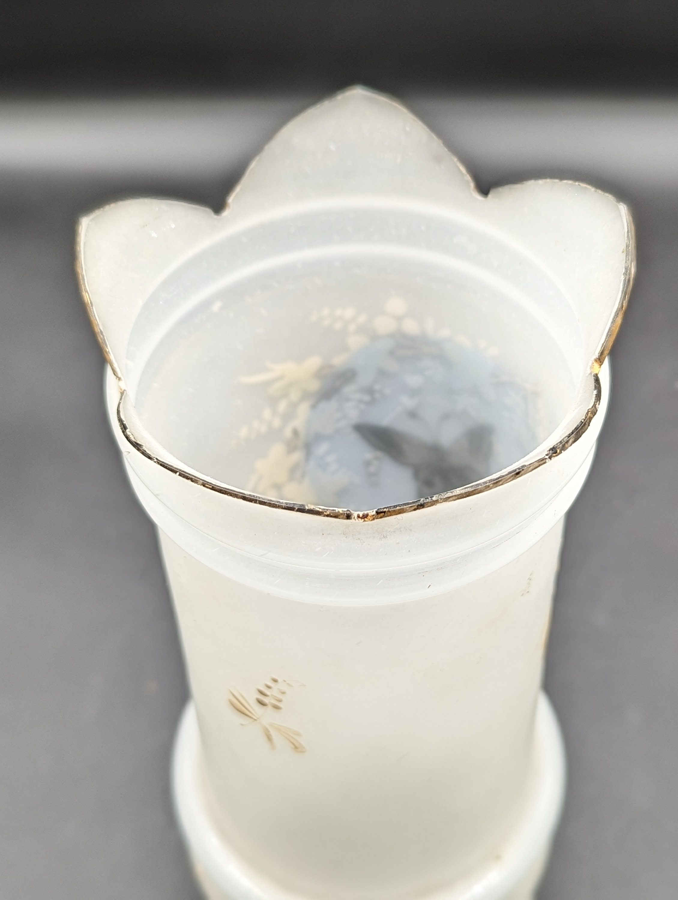 花と蝶が盛り上がり描かれた花瓶 花と蝶が盛り上がり描かれた花瓶