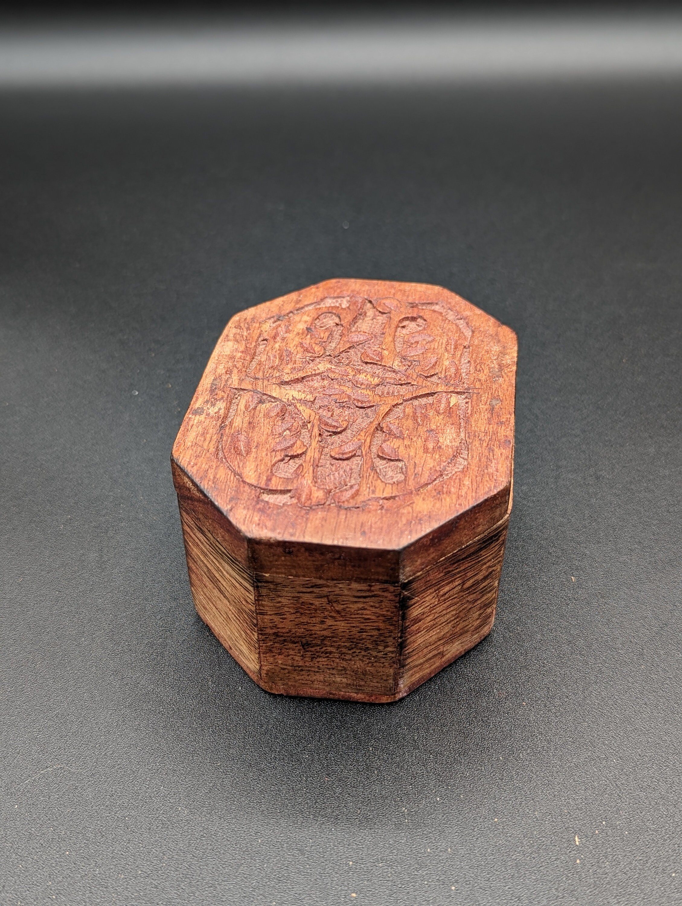 木彫り　小物入れ 木彫りの蓋付き八角形小物入れ - Etsy 日本