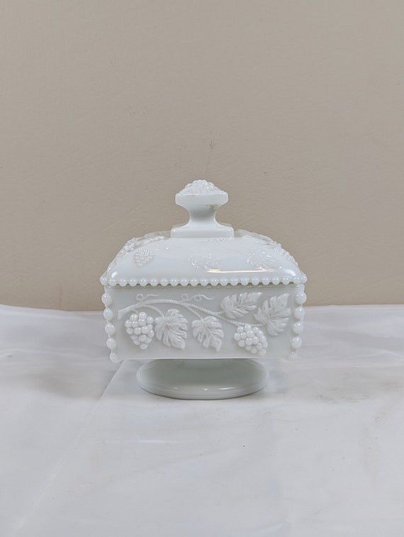 ウェストモアランド ミルクガラス ビーズ付き グレープ蓋付き