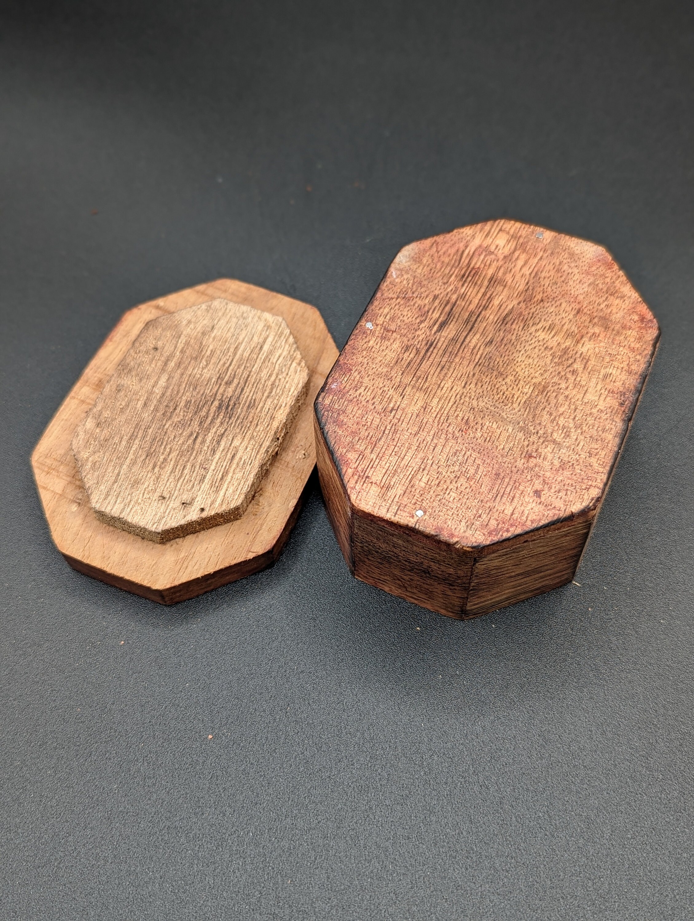 木彫り　小物入れ 木彫りの蓋付き八角形小物入れ - Etsy 日本