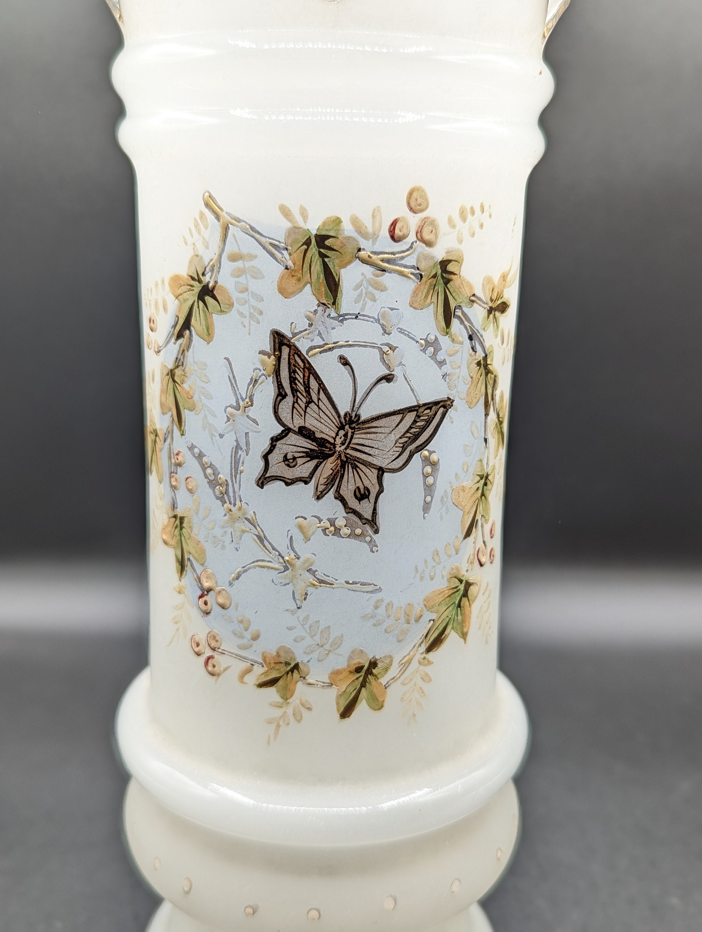 花と蝶が盛り上がり描かれた花瓶 花と蝶が盛り上がり描かれた花瓶