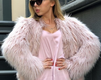 Chaqueta de piel sintética rosa claro hecha a mano: abrigo para bodas y fiestas rave.