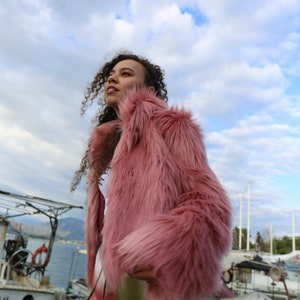 Pink collared faux fur jacket / cropped barbie faux fur coat / festival coat