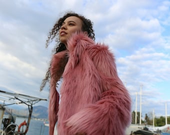 Pink collared faux fur jacket / cropped barbie faux fur coat / festival coat