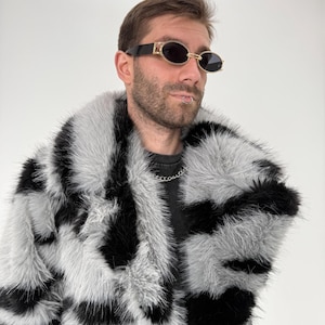 Ken Weißer Kunstpelzmantel - Lange Herren Festivaljacke Bild 9