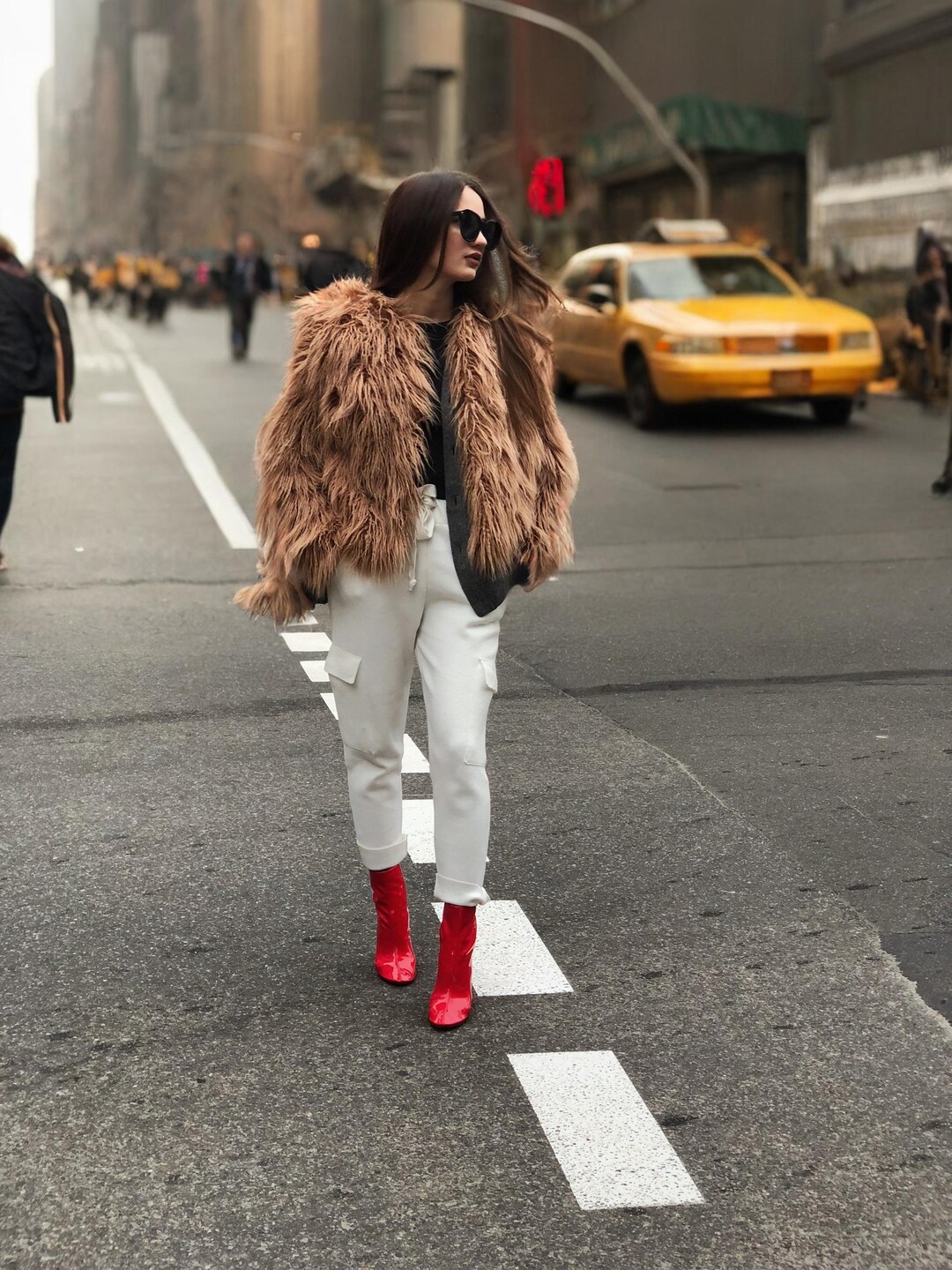 タンベージュのクロップド丈フェイクファーコート、フェスティバル