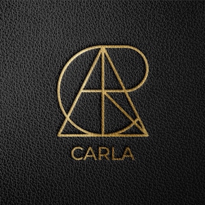 Peut inclure: Logo géométrique doré avec le mot "CARLA" en dessous sur un fond en cuir noir.