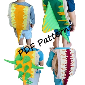 Könnte beinhalten: Vier Kinder tragen Dinosaurier-Rucksäcke. Die Rucksäcke sind aus Filz und haben verschiedene Farben und Designs. Der Text "PDF Patterns" und "*English Instructions" ist im Bild sichtbar.