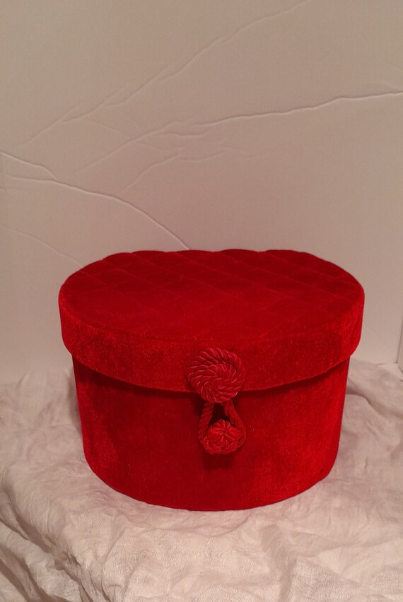 Red Velvet Jewelry Box Gem