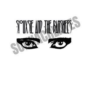 Op de afbeelding: Zwart-wit grafisch ontwerp met de tekst "Siouxsie and the Banshees" en twee gestileerde ogen onder de tekst.