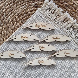Ortsmarke Vorname in Form einer Feder zur Hochzeit Taufe, Vorname aus Holz - Ortsmarke für Glas
