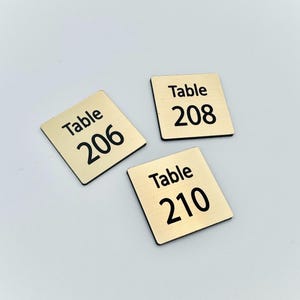 Selbstklebende Tischnummer für ein Restaurant – graviertes Schild zum Personalisieren – QR-Code-Teller