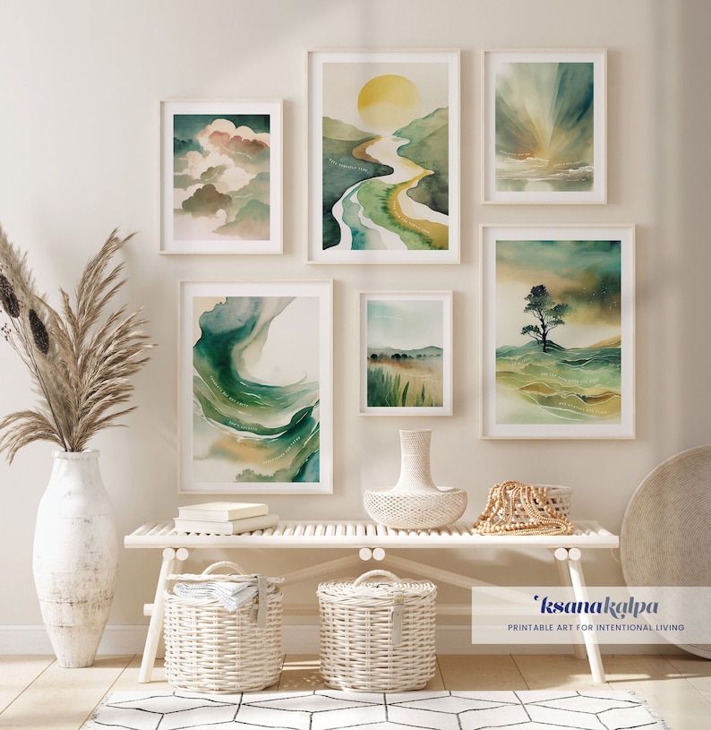 Puede incluir: Cinco pinturas de acuarela enmarcadas en tonos verdes, azules y amarillos que representan escenas de la naturaleza. Las pinturas est&aacute;n colgadas en una pared blanca sobre un banco blanco con dos cestas de mimbre y un jarr&oacute;n. El texto 'ksanakalpa' y 'Arte imprimible para una vida intencional' est&aacute; impreso debajo del banco.