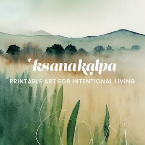 Puede incluir: Una pintura de acuarela de un paisaje con una brumosa cordillera verde y azul en el fondo. En primer plano, un campo de hierba alta y verde. El texto "ksanakalpa PRINTABLE ART FOR INTENTIONAL LIVING" est&aacute; escrito en blanco en la parte inferior de la imagen.