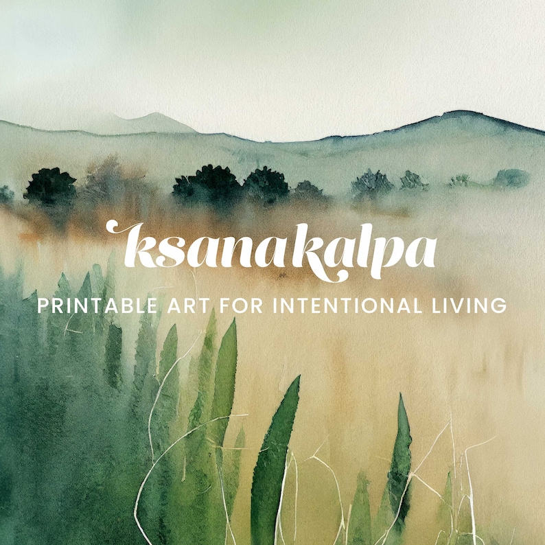 Puede incluir: Una pintura de acuarela de un paisaje con una brumosa cordillera verde y azul en el fondo. En primer plano, un campo de hierba alta y verde. El texto "ksanakalpa PRINTABLE ART FOR INTENTIONAL LIVING" est&aacute; escrito en blanco en la parte inferior de la imagen.
