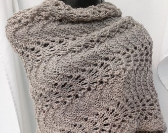 Kuscheliger handgestrickter Wrap mit Alpaka