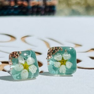 Wild flower Stud Earrings, resin dried flower earrings, flower circle stud, flower square stud, birthday gift, gift for her, botanical earri