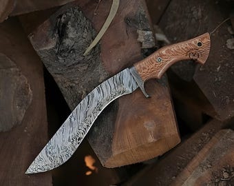 Cuchillo Kukri de acero de Damasco hecho a mano: mango de cuerno de búfalo grabado.