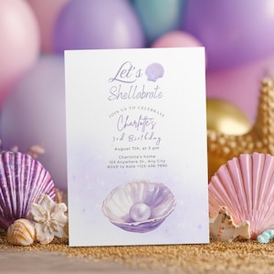 Op de afbeelding: Een witte uitnodigingskaart met de tekst "Let's Shellabrate" en "Charlotte's 3rd Birthday". De kaart heeft een aquarel zeeschelpontwerp in paars en een parel. Andere schelpen en ballonnen staan op de achtergrond.