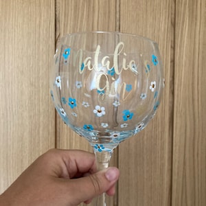 PERSONALISED Hand Painted Daisy gin glass.Birthday,Mother’s Day flower Gin glass.Any Name -Any Colour wine glass.Mom,Sister,Friend,Teacher