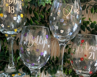 Personalised Hand painted Daisy wine glass. Age/Name -18th/21st/30th/40th/50th/60th/70th birthday gift.