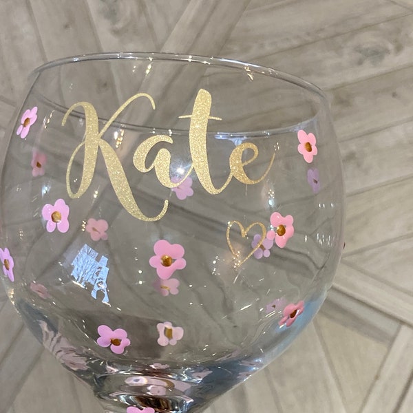 PERSONALISED Hand painted flower Gin glass. Gift wrapped birthday present.Any name.Pink Daisy glass. BIRTHDAY Gift for her,Mom,Mother,Nan