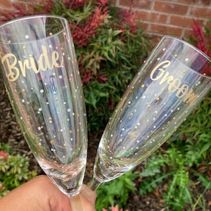 Wedding glasses. Bride & Groom champagne flutes. Hand painted glasses His and her Prosecco glasses. Engagement gift. Wedding day present