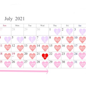 Op de afbeelding: Een kalender voor juli 2021 met de focus op de menstruatiecyclus. Het witte raster toont roze harticonen die verschillende fasen aangeven. Het woord "ovulatie" staat op de 21e.
