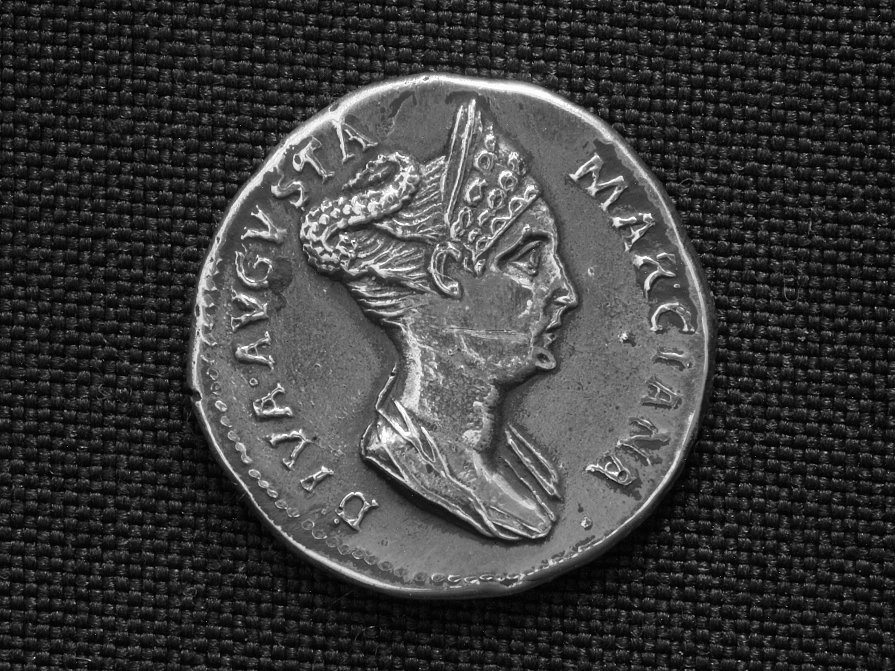 ローマ皇帝トラヤヌスの姉ウルピア・マルキアナのデナリウス銀貨の複製 
