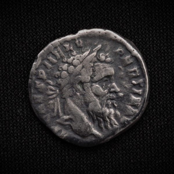 zilveren munt "Denarius van de Romeinse keizer Pertinax. RIC 11 per catalogus". Gegoten van een echte munt