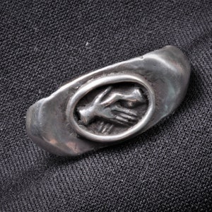 Römischer Ring mit Handschlag als Symbol für Treue und Verlässlichkeit. Abguß von einem authentischen Artefakt aus dem 1-3.Jahrhundert n.Chr. Römisches Reich.