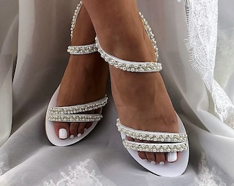Hochzeitssandalen • Weiße Leder Brautschuhe von Santorini Sandalen • Perlen und Strass Strand Hochzeit Sandalen • Low Heel Wohnungen • 110