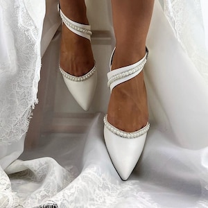 Damesbruidsschoenen • Ivoorkleurige trouwschoenen van Santorini-sandalen • Lage blokhakken • Parels en strassversiering • Platte bruidsschoenen •159