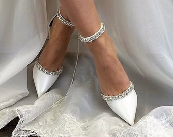 Scarpe da sposa da donna • Scarpe da sposa bianche di Santorini Sandals • Décolleté D'Orsay con strass • Scarpe da sposa con tacco a blocco • 556