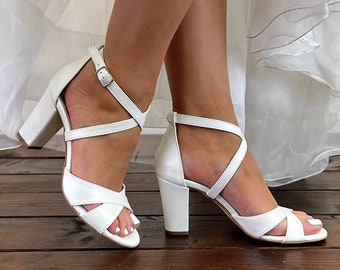 Sandales de mariée • Chaussures de mariée blanches entrecroisées par Santorini Sandals • Chaussures de mariage à talons blocs • Sandales à bretelles entrecroisées • 764