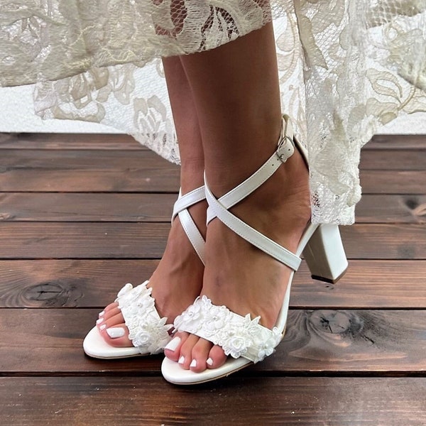 Sandales de mariée • Chaussures de mariée en dentelle blanche par Santorini Sandals • Chaussures de mariage à talons blocs • Sandales à bretelles entrecroisées • 744